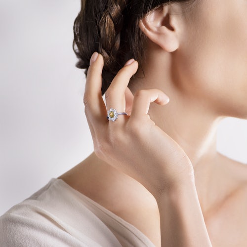 Pierścionek zaręczynowy SAVICKI: białe złoto, żółty szafir, białe szafiry